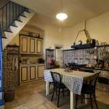 La sala � collegata con la cucina che conserva ancora il pavimento a chianche e l�antico piano cottura in muratura, arricchito da maioliche